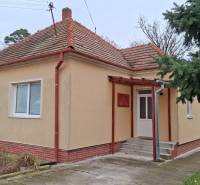 Einfamilienhaus in Nová Ves nad Žitavou in der Straße Nová Ves nad Žitavou mit schrägem Dach.