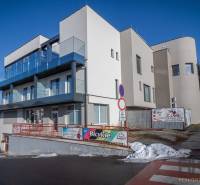 Ein modernes Gebäude mit geräumigen Balkonen in der Francisciho-Straße in Poprad.