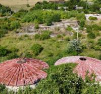 Gewerbegrundstücke in Ivanka pri Nitre mit runden Dächern, umgeben von üppigem Grün.