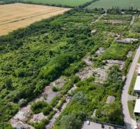 Luftaufnahme von Gewerbegrundstücken in Ivanka pri Nitre, umgeben von Grünflächen.