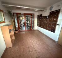 Eingangsbereich mit Briefkästen und Regalen in einer 3-Zimmer-Wohnung, gefliester Boden.