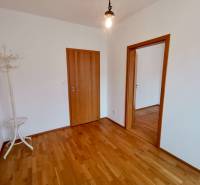 Gemütlicher Flur mit Holzboden in einer 4-Zimmer-Wohnung und einem Kleiderhaken.