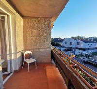 Balkon in der Priekopnícka-Straße in Bratislava - Podunajské Biskupice mit Blick auf die Häuser.