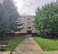 Ein Wohnhaus umgeben von Grün auf der Priekopnícka-Straße in Bratislava - Podunajské Biskupice.