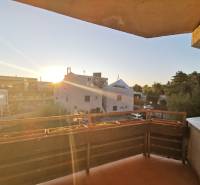 Ein Balkon mit Blick auf den Sonnenuntergang in Bratislava - Podunajské Biskupice in der Priekopnícka-Straße.