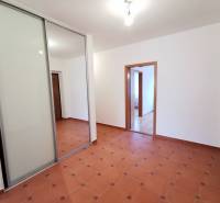 Flur in einer 4-Zimmer-Wohnung mit Fliesen und einem Einbauschrank mit Schiebetüren.