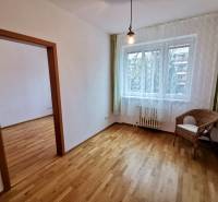 Ein Zimmer mit einem Stuhl und einem Boden in Holzoptik in einer 4-Zimmer-Wohnung.