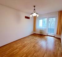 Geräumiges Zimmer mit hellem Interieur, Vorhänge, Boden mit Holzdekor, Leuchte.