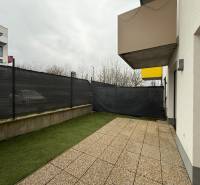 Terrasse bei einer 2-Zimmer-Wohnung in der Hornostavská-Straße in Nitra, mit Blick auf die benachbarten Gebäude.