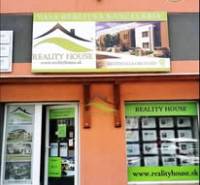 Außenbereich eines Immobilienbüros in Michalovce mit einem Verifizierungszertifikat.