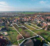Baugrundstücke in Vlčkovce, geräumige Parzellen mit Blick auf die ländliche Landschaft.