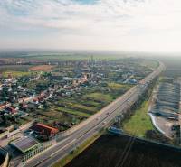 Blick auf das Dorf Vlčkovce, man sieht Straßen und verteilte Grundstücke zum Wohnen.