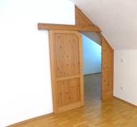 Innenraum mit Holzboden und Schiebetüren im Gebäude.