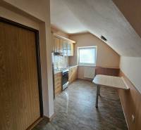 Küche in einem Gebäude mit Holzbodenoptik und Grundausstattung.