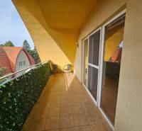 Ein Balkon mit Fliesen in einem Gebäude am Námestie detí in Galanta mit Blick auf die Dächer.