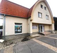 Das Gebäude am Kinderspielplatz in Galanta mit rotem Bogendach und Eingangsrampen.