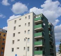 Mehrstöckiges Wohnhaus in der Potravinárska-Straße in Nitra, mit Parkmöglichkeiten in der Umgebung.