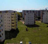 Der Außenbereich der Wohngebäude in der Potravinárska-Straße in Nitra mit einem Kinderspielplatz.