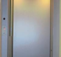 Aufzug mit ByDoPo-Logo im Inneren einer Einzimmerwohnung.