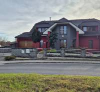 Ein Einfamilienhaus in der Veterná-Straße in Krakovany mit moderner Architektur und Garten.