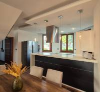 Küche mit Esstisch und Holzboden in einem Einfamilienhaus.