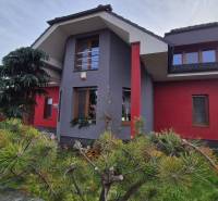 Ein Einfamilienhaus in der Veterná-Straße in Krakovany, umgeben von Bäumen und einem gepflegten Garten.