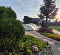 Garten bei einem Einfamilienhaus in der Veterná-Straße in Krakovany mit Poolüberdachung.