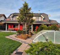 Einfamilienhaus in der Veterná-Straße in Krakovany mit Garten und Gewächshaus.