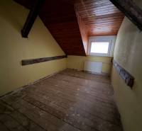 Dachzimmer mit Holzboden in einem Einfamilienhaus.