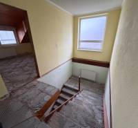 Treppe mit Fenster und Raum in einem Einfamilienhaus; Studie zur Renovierung.