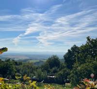 Blick auf die Landschaft vom Einfamilienhaus in Podhradí in der Hauptstraße.