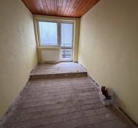 Gemütliches Zimmer mit Holzelementen und großem Fenster in einem Einfamilienhaus.