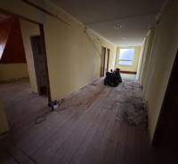 Flur in einem Einfamilienhaus mit Holzboden, bereit zur Renovierung.