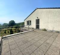 Die Terrasse des Einfamilienhauses in Melčice-Lieskové mit Blick auf den Garten und die Umgebung.