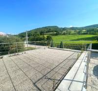 Die Terrasse des Einfamilienhauses in Melčice-Lieskové mit Blick auf die umliegende grüne Landschaft.