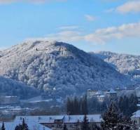 Verschneite Landschaft in Zvolen mit Blick auf das hügelige Gelände.