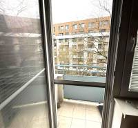 Balkon einer 4-Zimmer-Wohnung, Blick von den geöffneten Türen auf die Außenterrasse.