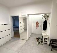 Eingangsbereich einer 4-Zimmer-Wohnung mit Fliesenboden und Wandspiegel.