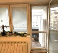 Innenraum einer 4-Zimmer-Wohnung mit Holzboden und Zugang zum Balkon.
