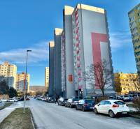 Drobného Straße in Bratislava-Dúbravka mit Hochhäusern und geparkten Autos, 1-Zimmer-Wohnung.