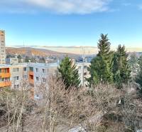 Ein Panorama von Wohngebäuden und Bäumen in der Drobného-Straße in Bratislava - Dúbravka.