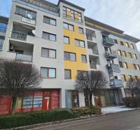 Ein Gebäude mit Geschäftsräumen in der Budovateľská-Straße in Šaľa mit winterlichem Flair.