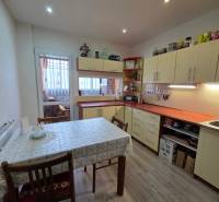 Küche in einer 3-Zimmer-Wohnung mit Holzboden und Esstisch.