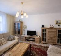 Wohnzimmer in einer 3-Zimmer-Wohnung mit Holzelementen und komfortabler Sitzgelegenheit.