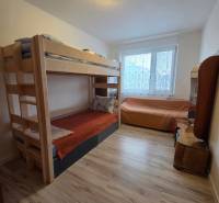 Kinderzimmer in einer 3-Zimmer-Wohnung mit Licht und Etagenbett, Boden mit Holzdekor.