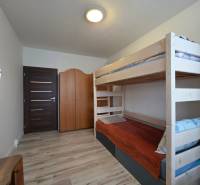 Kinderzimmer mit Etagenbett und Boden in Holzoptik in einer 3-Zimmer-Wohnung.