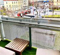 Balkon mit Sitzgelegenheit und Blick auf die Straßenbahn in der Straße in Bratislava - Altstadt.
