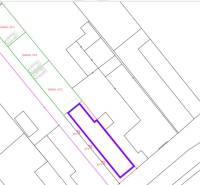 Grundriss der Anordnung von Wohnungen mit angrenzenden Gärten und Parkplätzen.