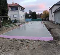 Baustelle in Topoľčianky in der Litoměřická-Straße, Fundamentplatte der zukünftigen 2-Zimmer-Wohnung.