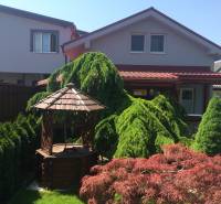Ein Einfamilienhaus in der Rampová-Straße in Košice - Stadtteil Sever, mit einem Pavillon und Grünflächen.
